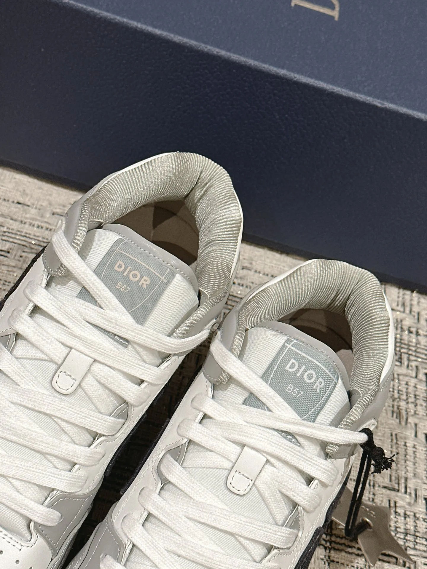 👟👟Ex-factory price 680👟👟. Dior 2024 model B57 popular casual shoe mid-top version, couple model, original explosion-proof one-to-one perfect reproduction, craftsmanship details in place, original customized materials, awesome, latest element combination, fashionable and casual personality, versatile Fabric: original fabric cowhide, mesh, electric embroidery plus 3D printing Inner: imported breathable mesh feet: original molding pad outsole: original one-to-one mold opening T👟👟Ex-factory price U Size: women’s size 35-40~men’s size 39-45